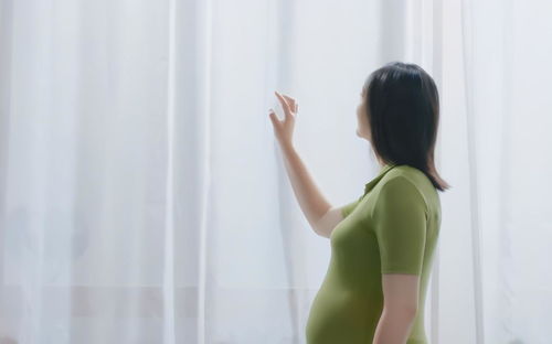 最美女排队长 惠若琪孕照首曝光,挺八月巨肚拍广告即将生产